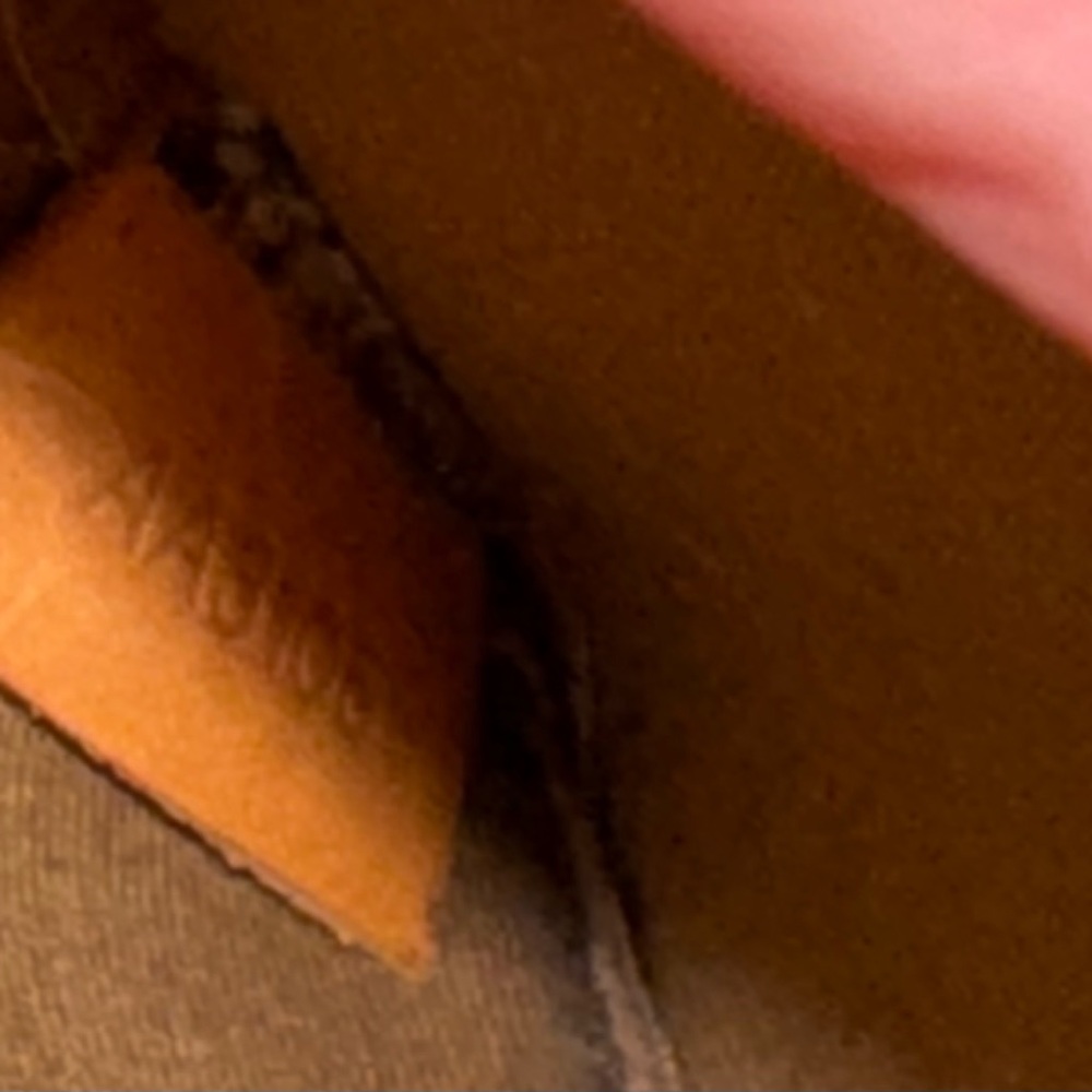 Louis Vuitton - Picture 3 of 3